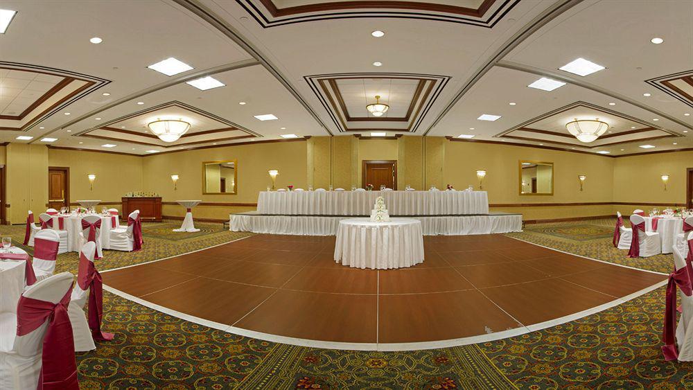 Hilton Garden Inn Milwaukee Northwest Conference Center Екстериор снимка