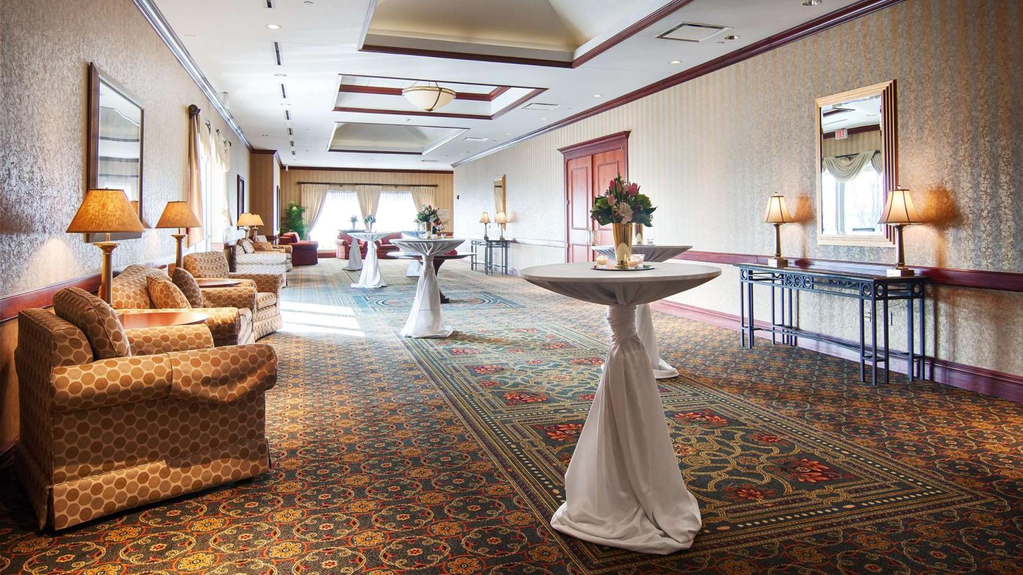 Hilton Garden Inn Milwaukee Northwest Conference Center Екстериор снимка
