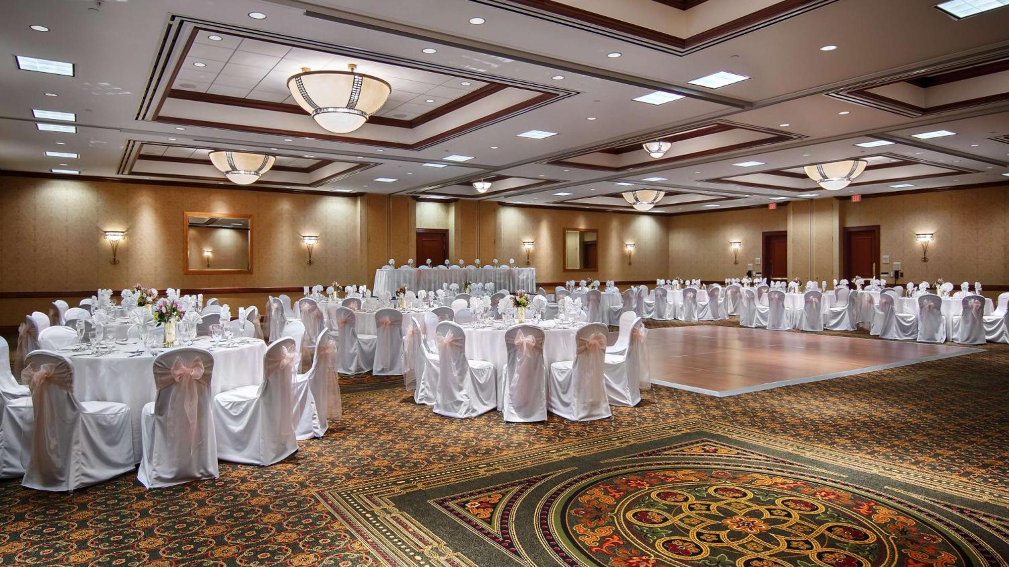 Hilton Garden Inn Milwaukee Northwest Conference Center Екстериор снимка