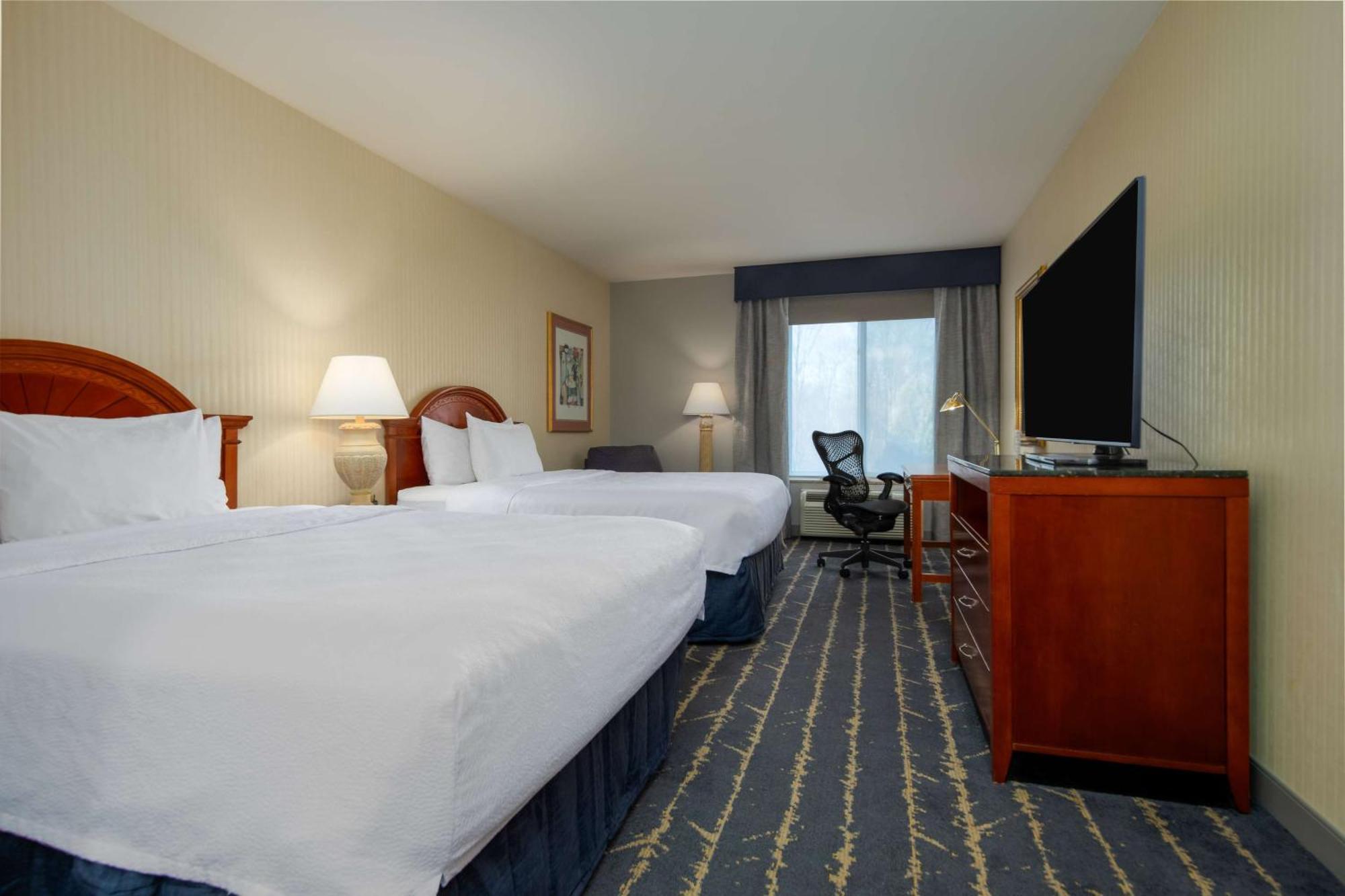 Hilton Garden Inn Milwaukee Northwest Conference Center Екстериор снимка