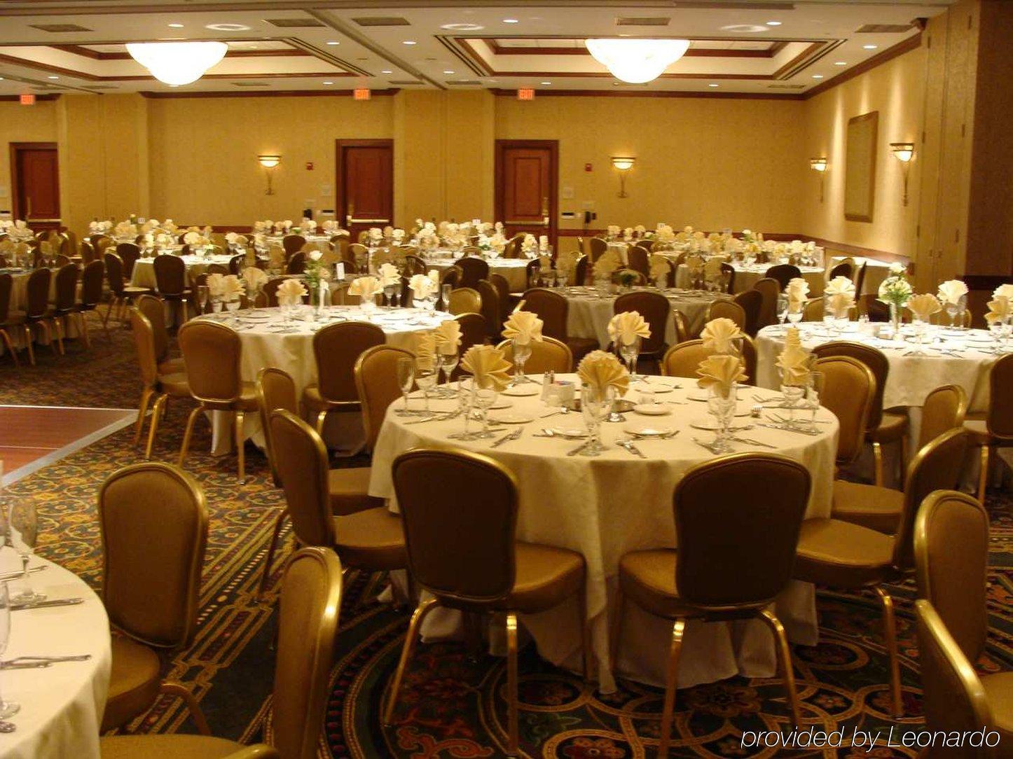 Hilton Garden Inn Milwaukee Northwest Conference Center Ресторант снимка